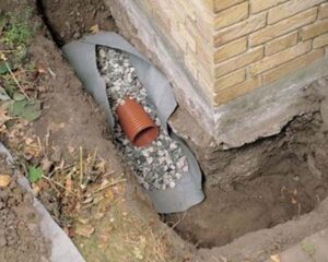 omfangsdraen Omfangsdræn leder effektivt vandet væk fra kældervægge, så du undgår fugt i kælderen.